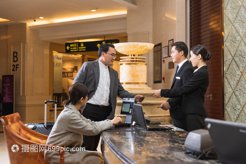 夫妻共譜酒店管理樂章 從“小家”到“大家”的智慧與挑戰(zhàn)